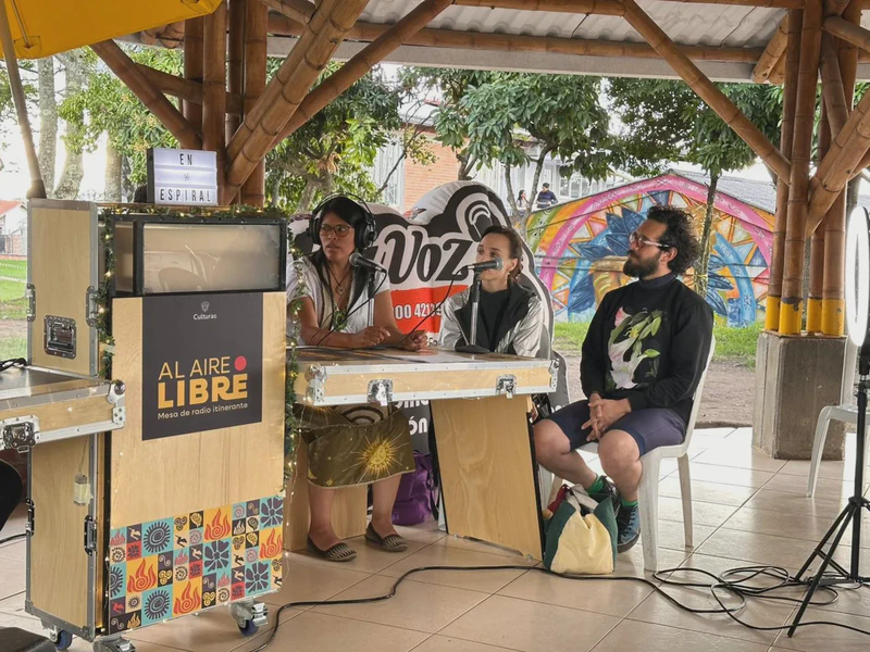 Activación: Al Aire Libre, Mesa de Radio Itinerante