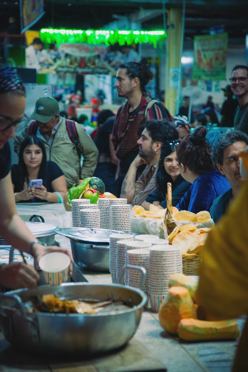 Limpieza ritual, recorrido por la plaza de mercado y almuerzo en la Galería del Barrio Bolívar