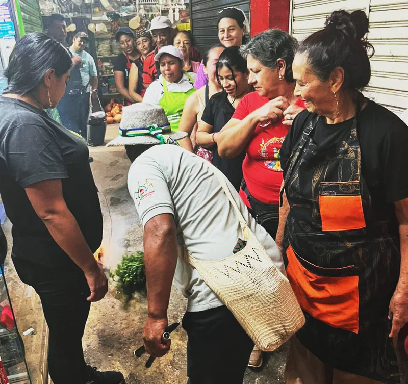Limpieza ritual, recorrido por la plaza de mercado y almuerzo en la Galería del Barrio Bolívar