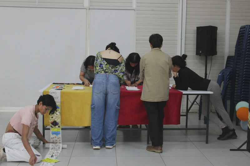 Alumbramientos textiles – Costurero documental