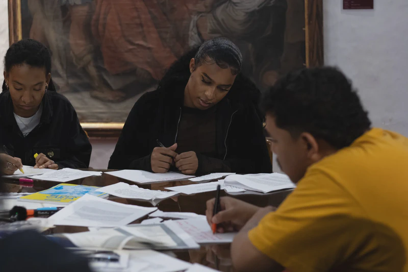 Las raíces del mangle rojo, futuridades anticoloniales: ejercicios de imaginación radical cimarrona